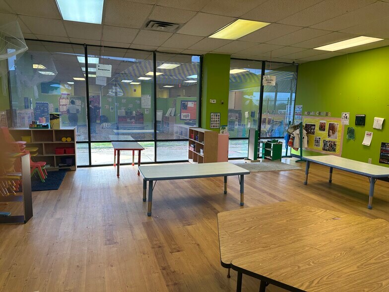 More Photos Of 5747-5757 Samuell Blvd, Dallas Unknown For Lease