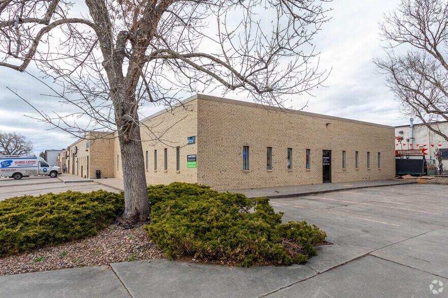 More Photos Of 1601 Reed St, Lakewood Warehouse For Lease