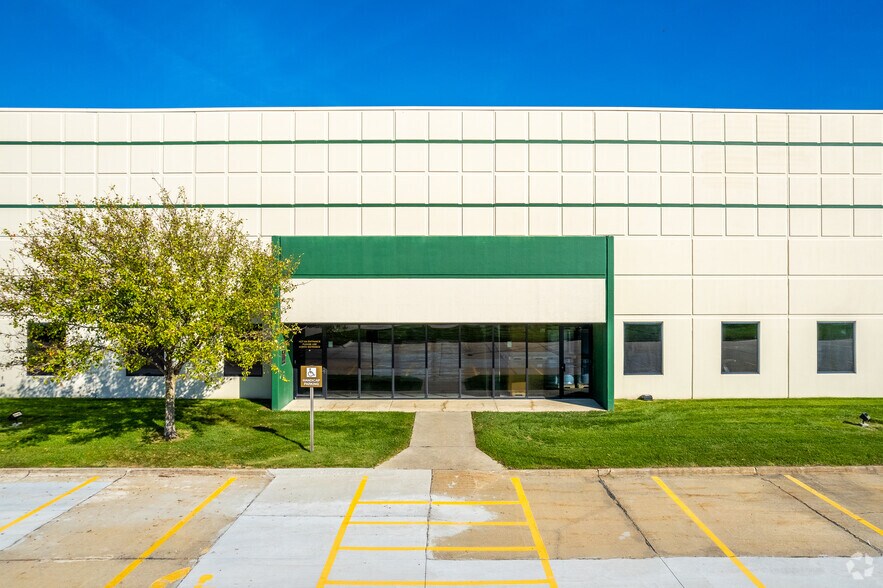 More Photos Of 4451-4569 121st St, Urbandale Flex For Lease