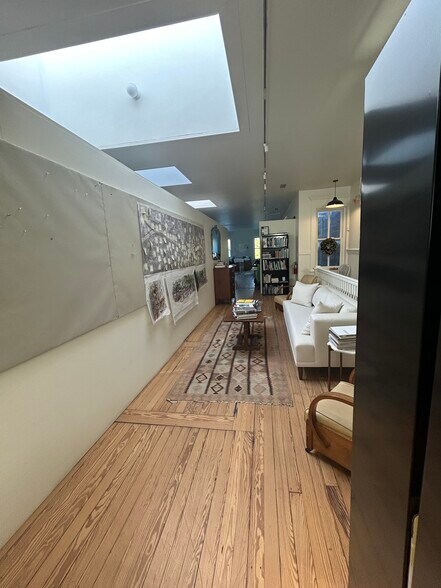 More Photos Of 302 King St, Charleston Storefront Retail Office For Lease