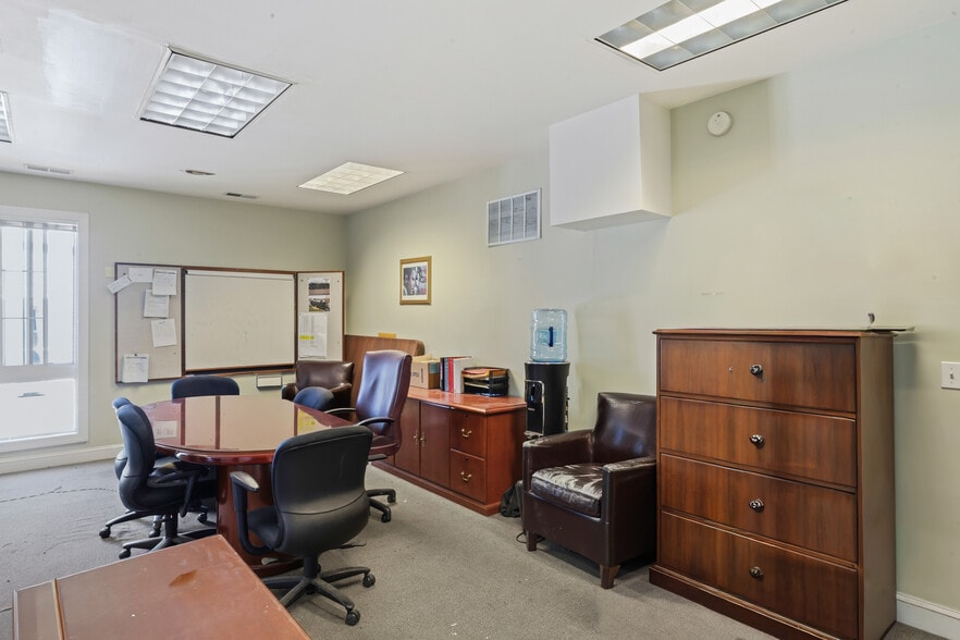 More Photos Of 1512 Marion Barry Ave SE, Washington Office For Sale