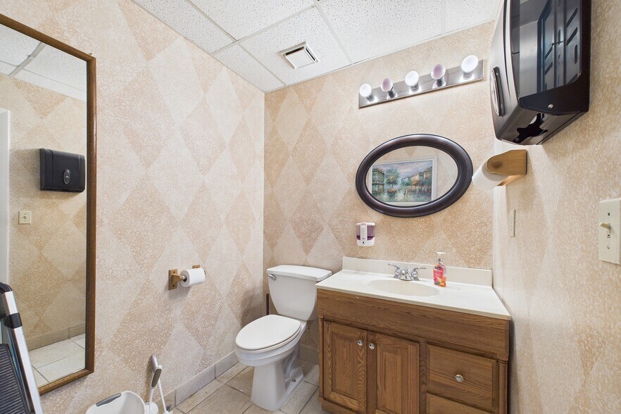 More Photos Of 385 East Dr, Melbourne Light Manufacturing For Lease