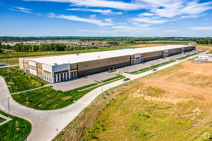 More Photos Of 14301 NE 41st St, Kansas City Warehouse For Lease