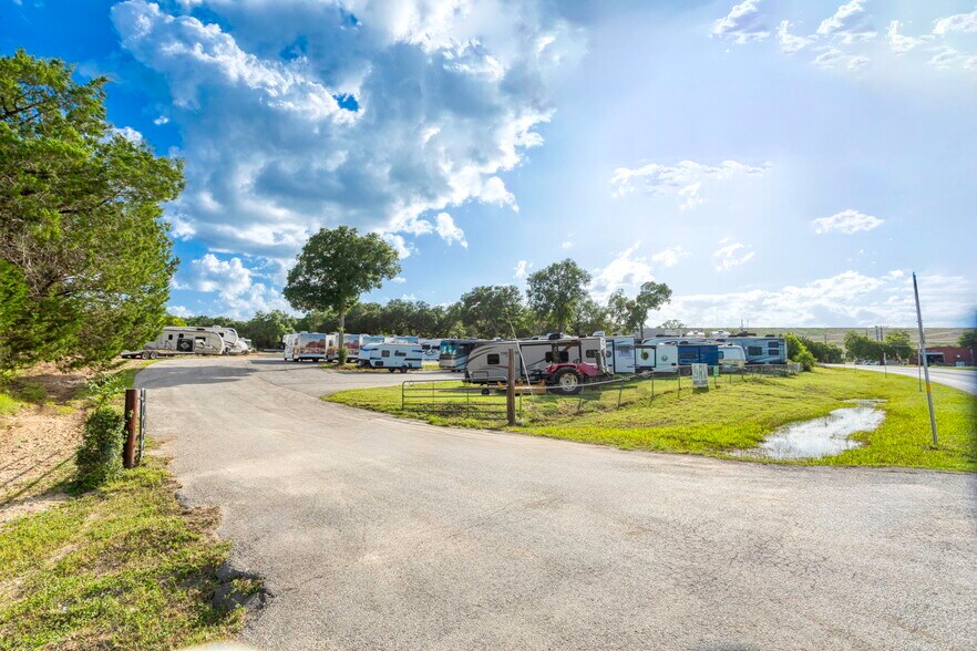 More Photos Of 16415 S Access Rd, Canyon Lake Showroom For Sale