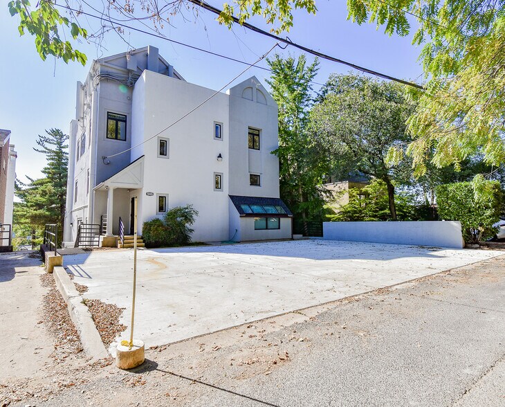 More Photos Of 5165 MacArthur Blvd NW, Washington Office For Sale