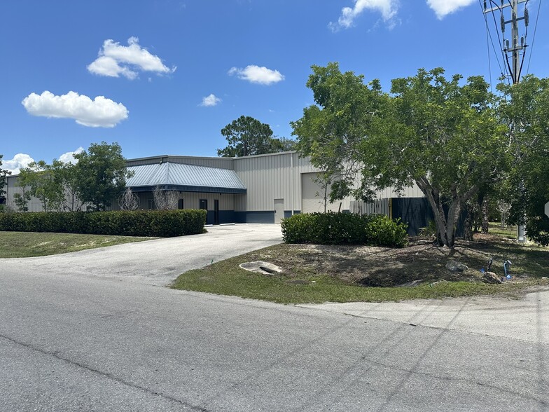 Primary Photo Of 6410 Arc Way, Fort Myers Service For Lease