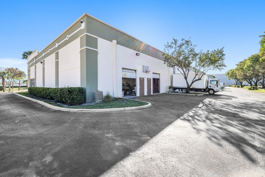More Photos Of 11931-11971 NW 37th St, Coral Springs Warehouse For Sale