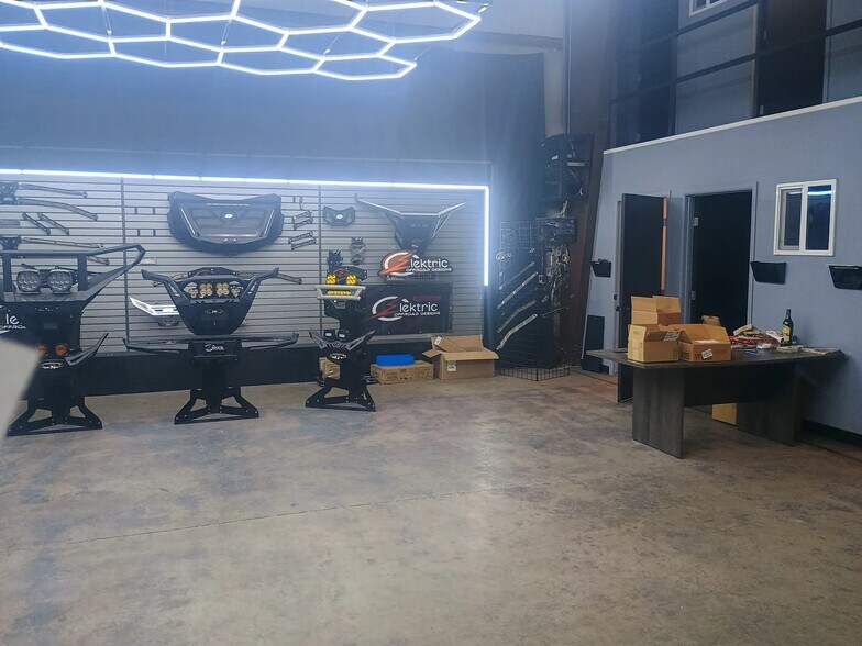 More Photos Of 737 W 2nd Ave, Mesa Manufacturing For Sale