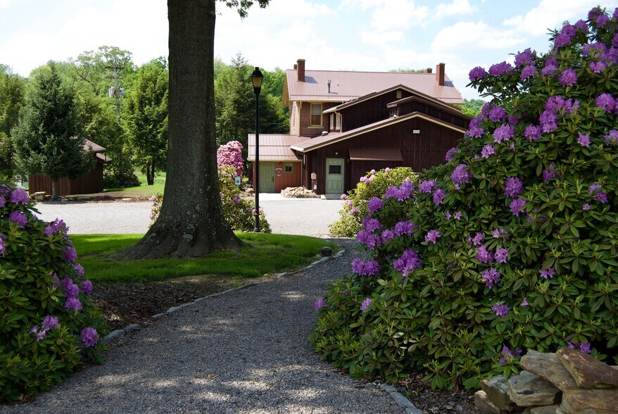 More Photos Of 690-692 State Route 66, Leechburg General Retail For Sale