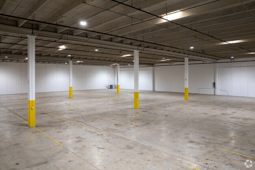 More Photos Of 5240-5260 NW 167th St, Hialeah Warehouse For Lease
