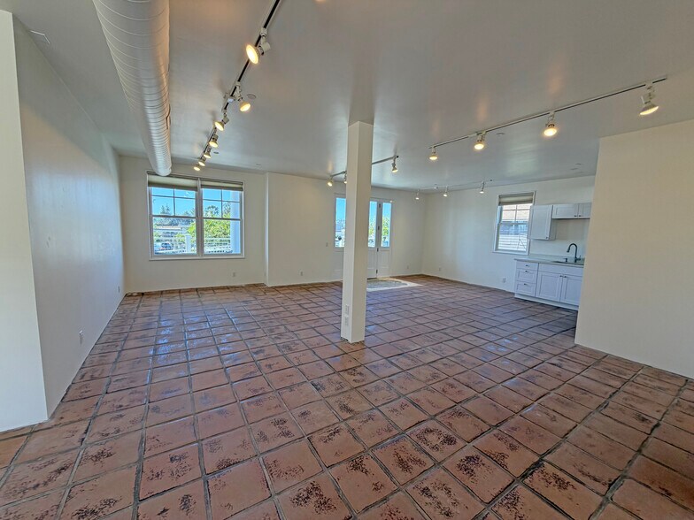 More Photos Of 2330 Lillie Ave, Summerland Storefront Retail Office For Sale