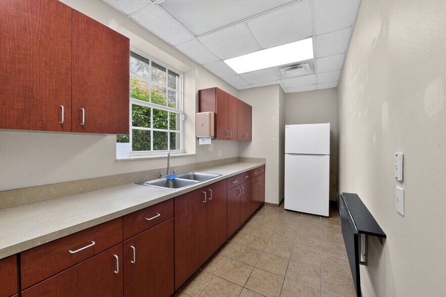 More Photos Of 2555 Pinellas Point Dr S, Saint Petersburg Veterinarian Kennel For Sale