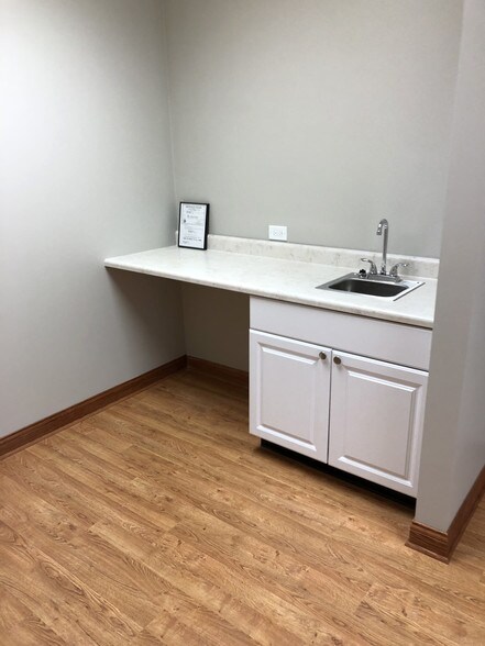 More Photos Of 1500-1534 E Algonquin Rd, Arlington Heights Warehouse For Lease