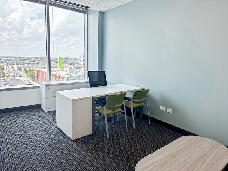 More Photos Of 915-939 W North Ave, Chicago Coworking Space