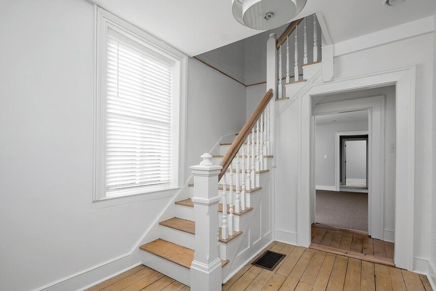 More Photos Of 640-642 W Main St, Lexington Office For Lease