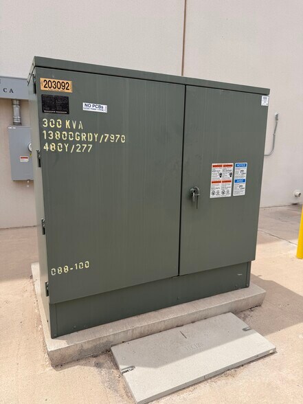 More Photos Of 445 Pan American Dr, El Paso Warehouse For Lease