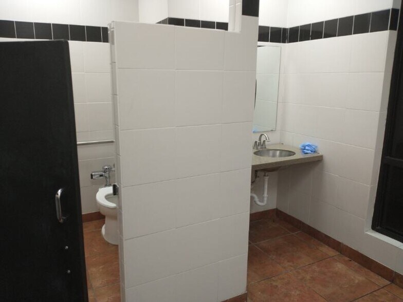 More Photos Of 1211 SW Lee Blvd, Lawton Fast Food For Sale
