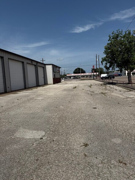 More Photos Of 4005 N Navarro St, Victoria Warehouse For Lease