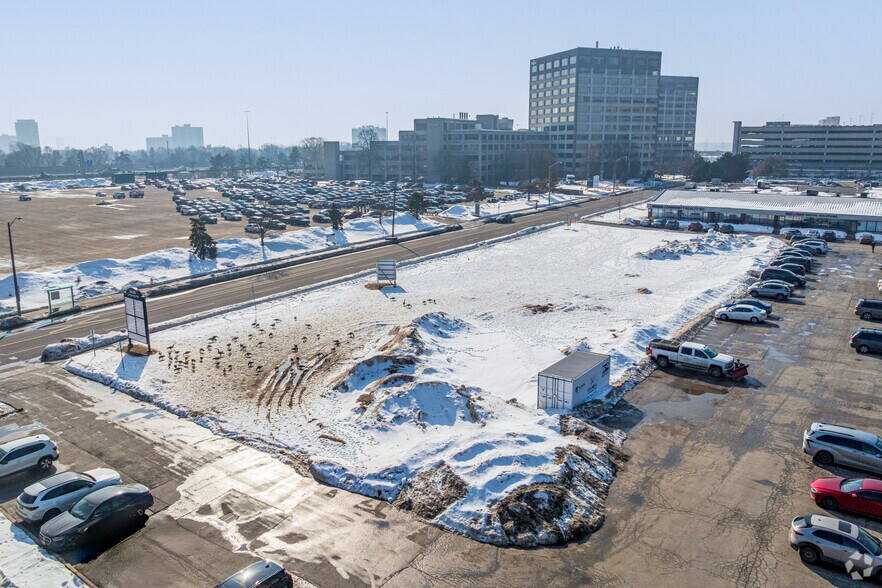 More Photos Of 422 Consumers Rd, Toronto Land For Lease