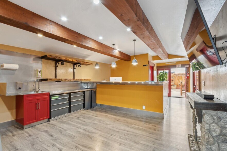 More Photos Of 1637 Del Monte Blvd, Seaside Storefront For Sale