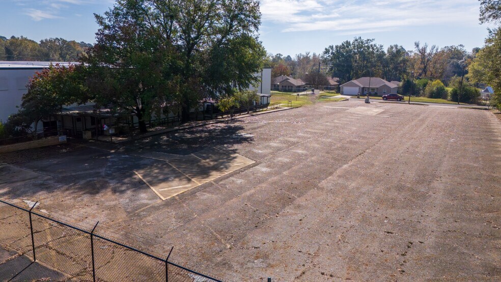 More Photos Of 806 Willowcreek Dr, Jacksonville Warehouse For Lease