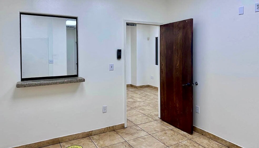 More Photos Of 806 Hallmark Dr, Laredo Warehouse For Lease