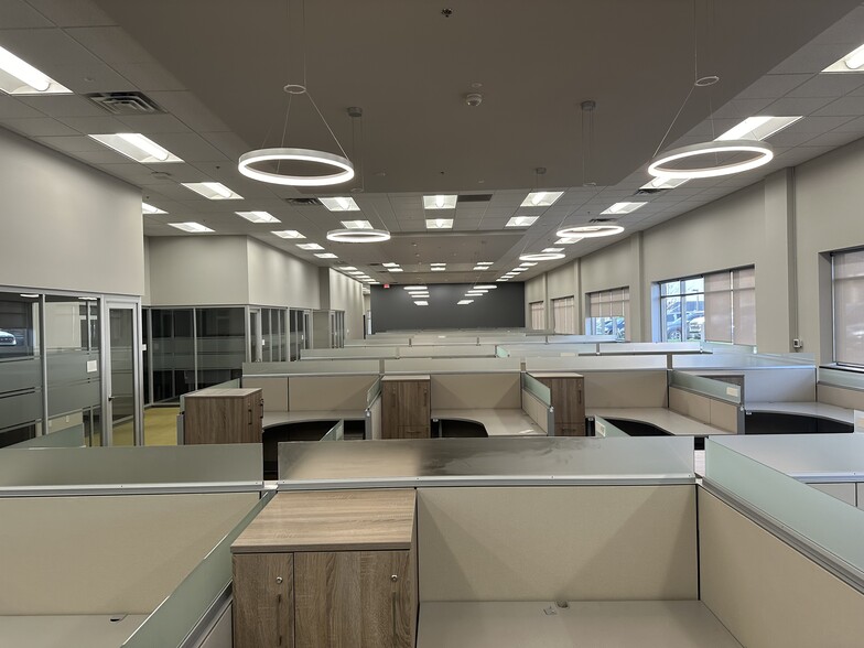 More Photos Of 2901 E 78th St, Bloomington Light Distribution For Sale