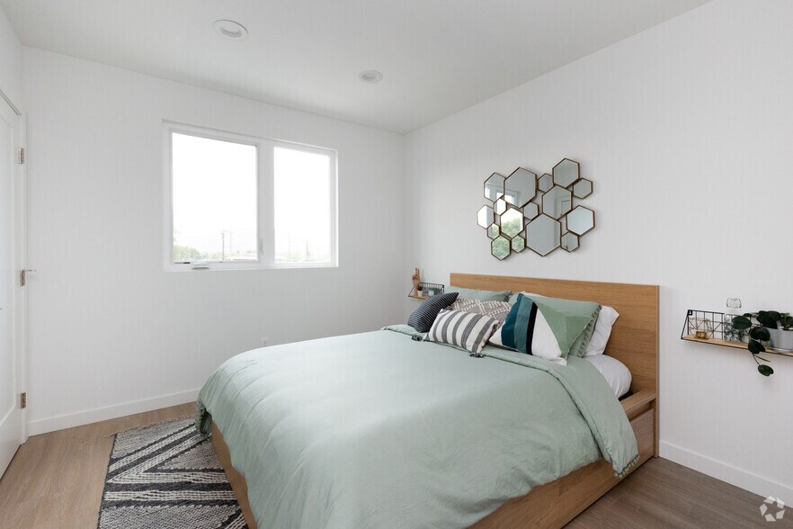 More Photos Of 5631 Whitnall Hwy, North Hollywood Apartments For Sale
