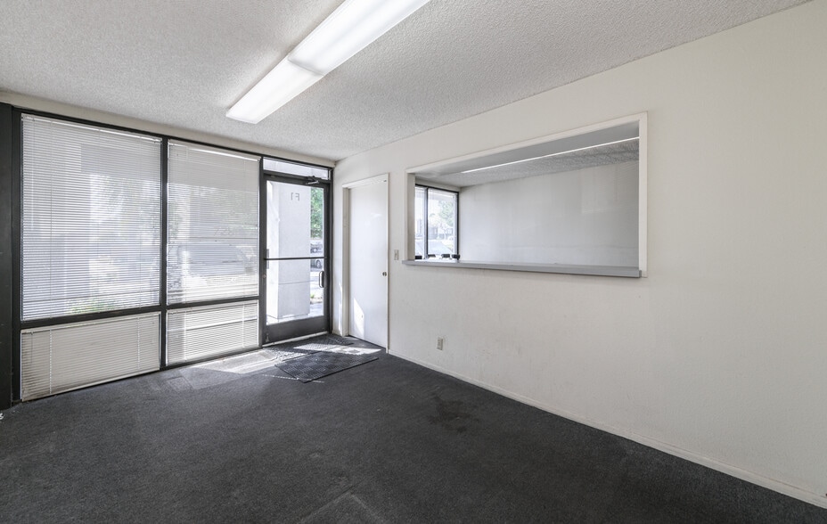 More Photos Of 711 W 17th St, Costa Mesa Light Manufacturing For Sale