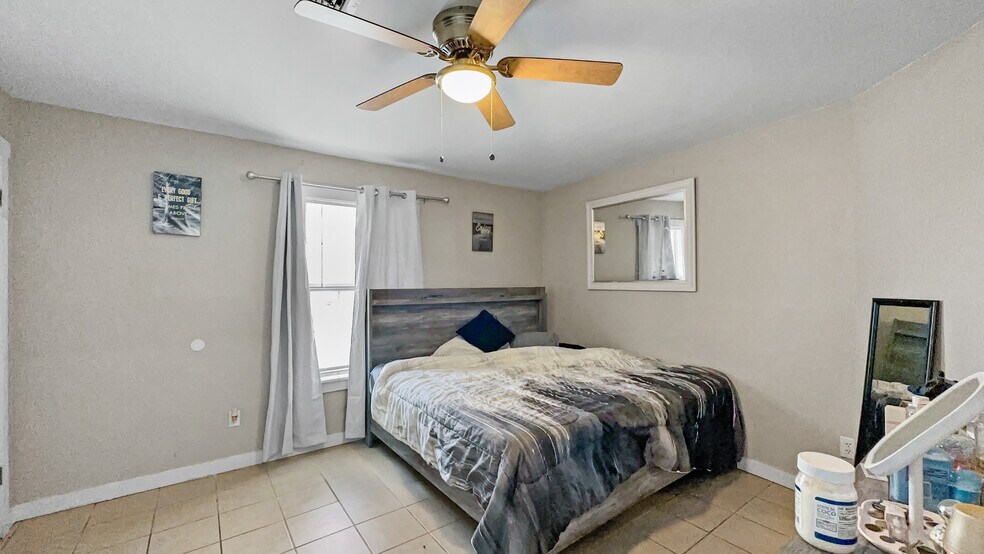 More Photos Of 300 S Cedar St, Crockett Apartments For Sale
