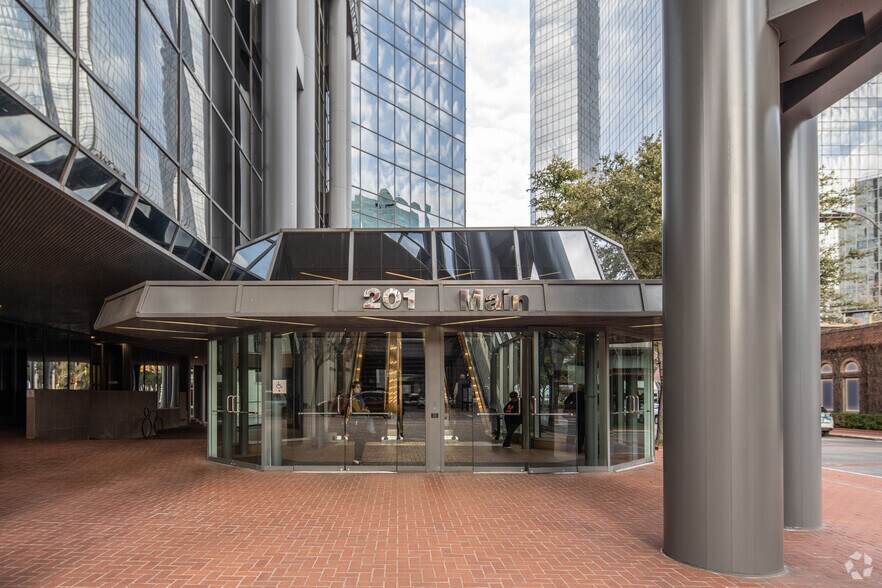 More Photos Of 301 Commerce St, Fort Worth Office For Lease