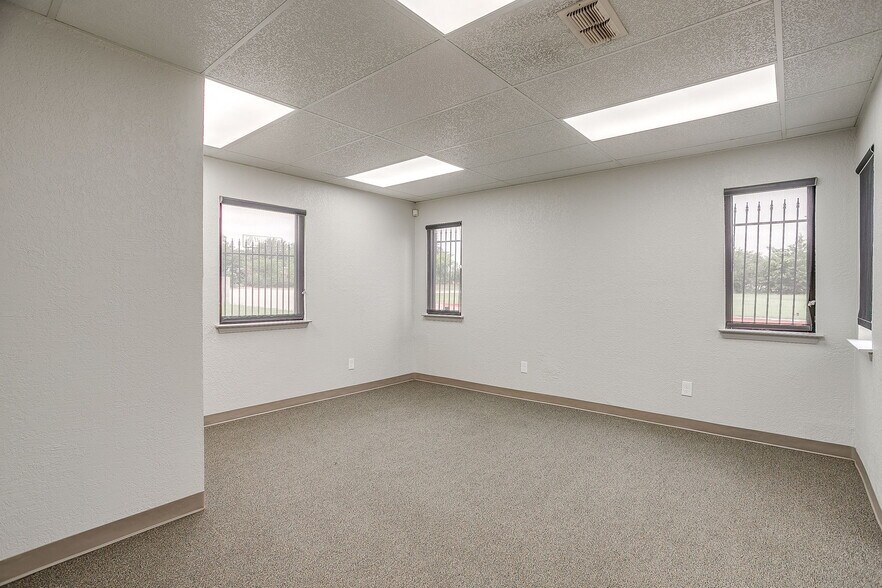 More Photos Of 2030 S Las Vegas Trl, White Settlement Office For Sale
