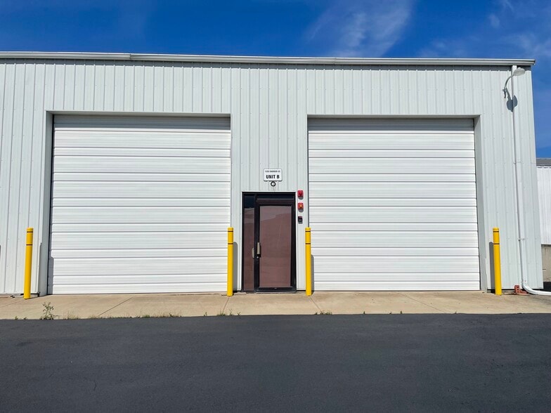 More Photos Of 1203 Badger St, Yorkville Warehouse For Lease