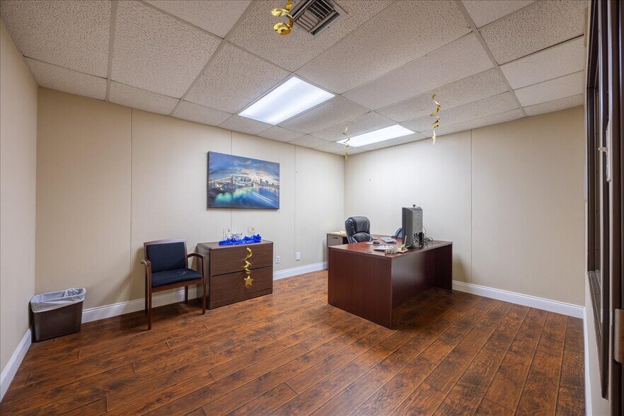 More Photos Of 812 Lexington Dr, Plano Office For Sale