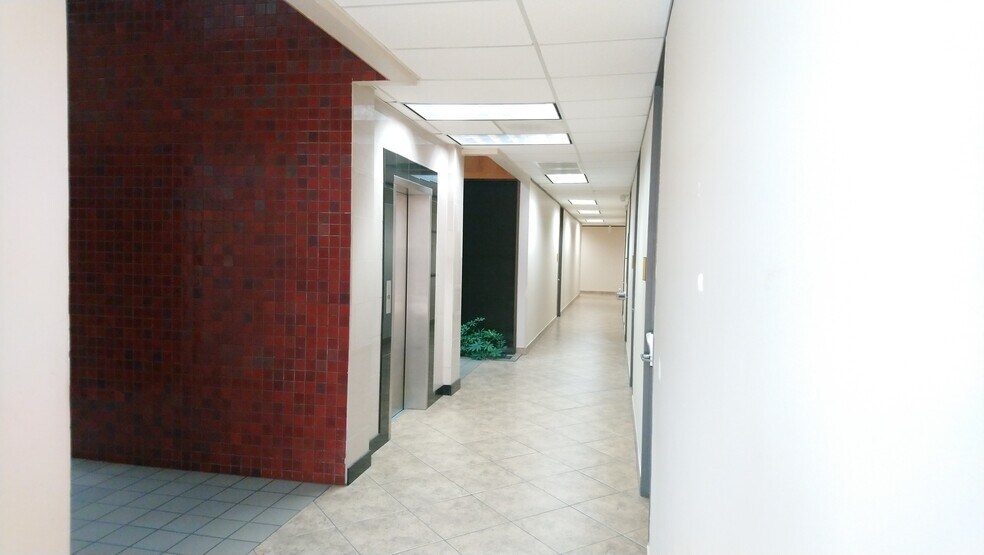 More Photos Of 10998 Wilcrest Dr, Houston Office For Lease