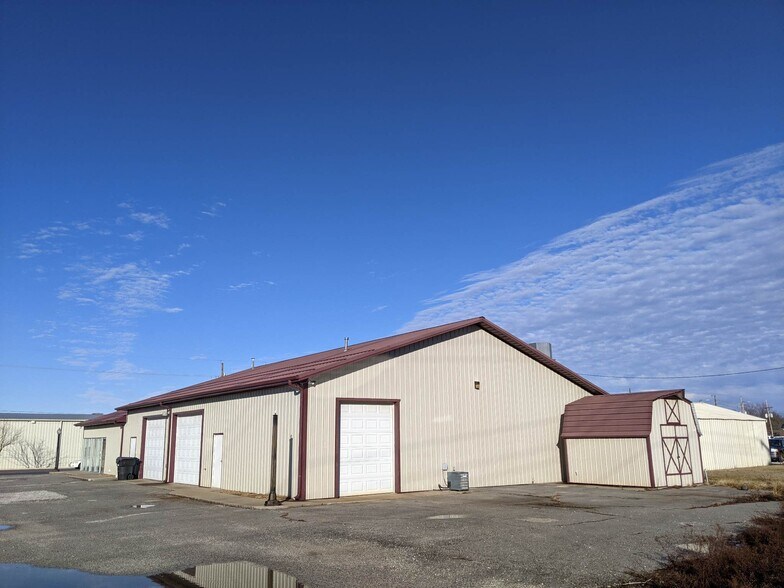 More Photos Of 816 W Fairview Ave, Carthage Showroom For Lease