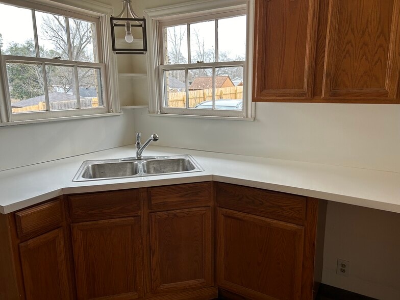 More Photos Of 404 N Henderson Blvd, Kilgore Office For Lease