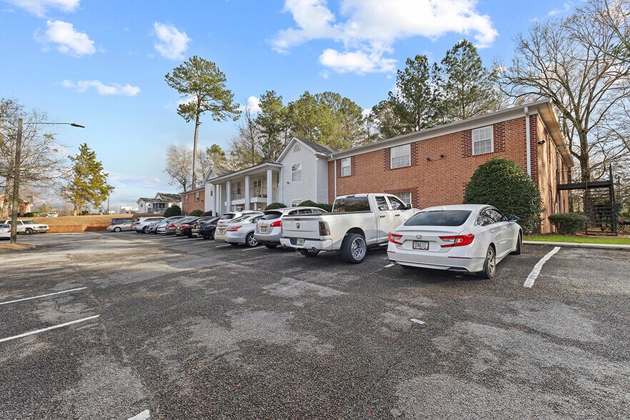 More Photos Of 170 Westwood Dr, Thomson Apartments For Sale