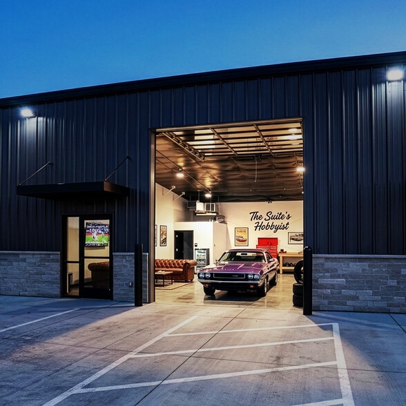 More Photos Of 23801 Southwest St, Waterloo Showroom For Sale
