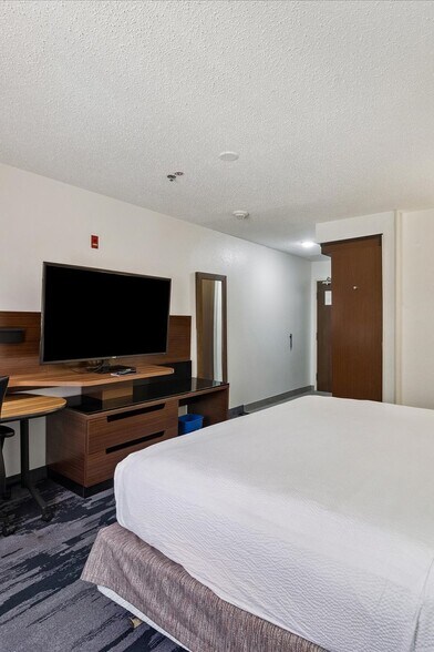 More Photos Of 2400 W Sam Houston Pky S, Houston Hotel For Sale