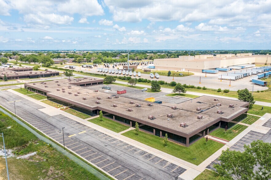 More Photos Of 4000-4100 114th St, Urbandale Flex For Lease