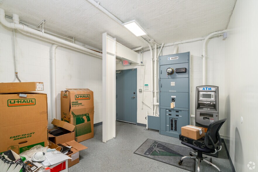 More Photos Of 8212-8214 San Fernando Rd, Sun Valley Light Distribution For Sale