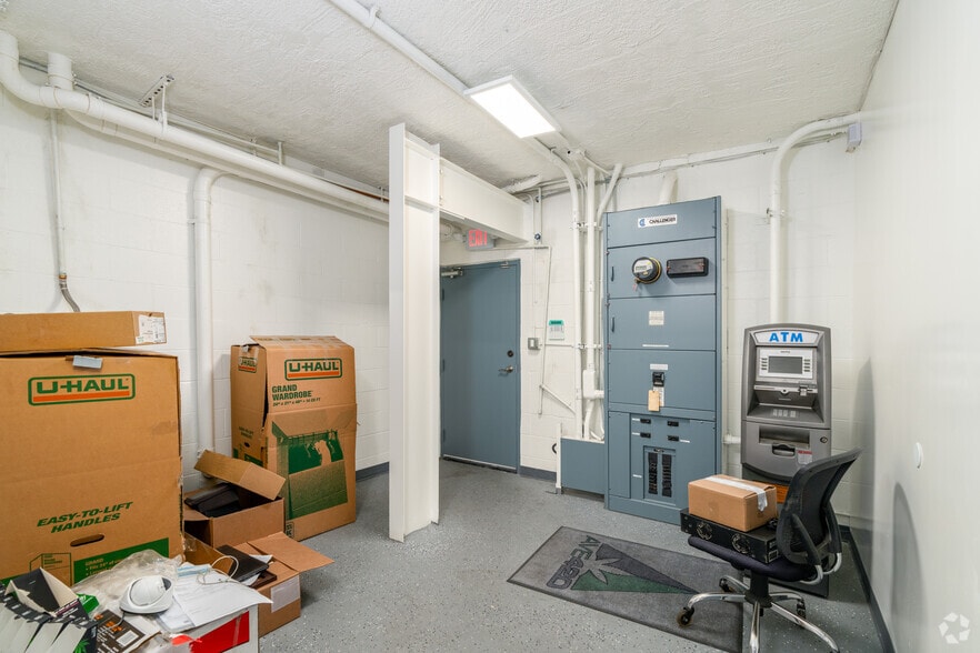 More Photos Of 8212-8214 San Fernando Rd, Sun Valley Light Distribution For Sale