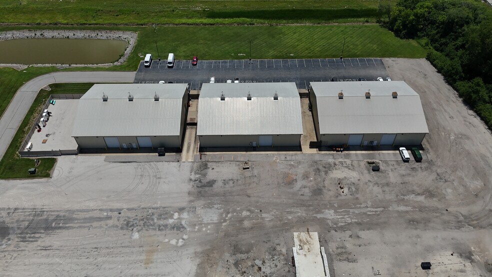 More Photos Of 8124 Bunkum Rd, Caseyville Showroom For Lease
