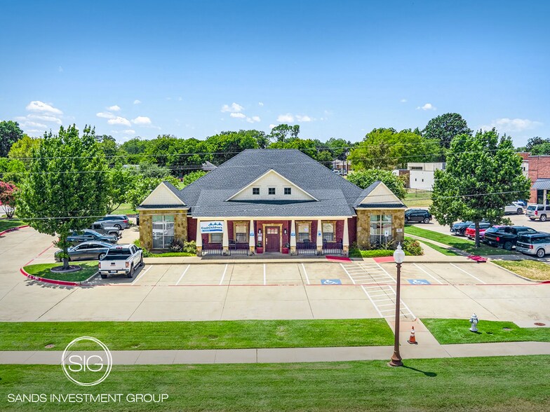 Primary Photo Of 805 S Clay St, Ennis Medical For Sale