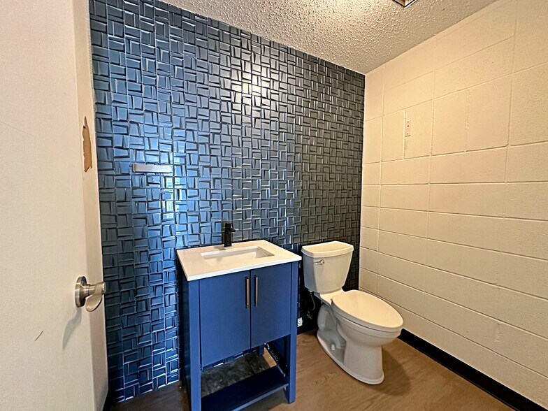 More Photos Of 8127 Fraser Av, Fort McMurray Service For Lease