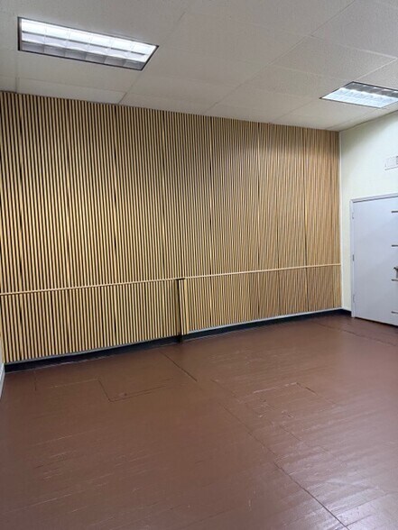 More Photos Of 522 S Main St, Elkhart Storefront Retail Residential For Lease