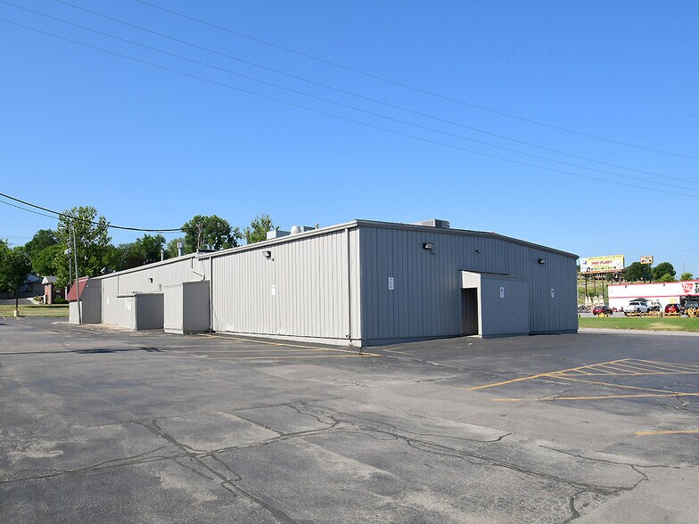 More Photos Of 7880-7890 L St, Omaha Auto Dealership For Sale