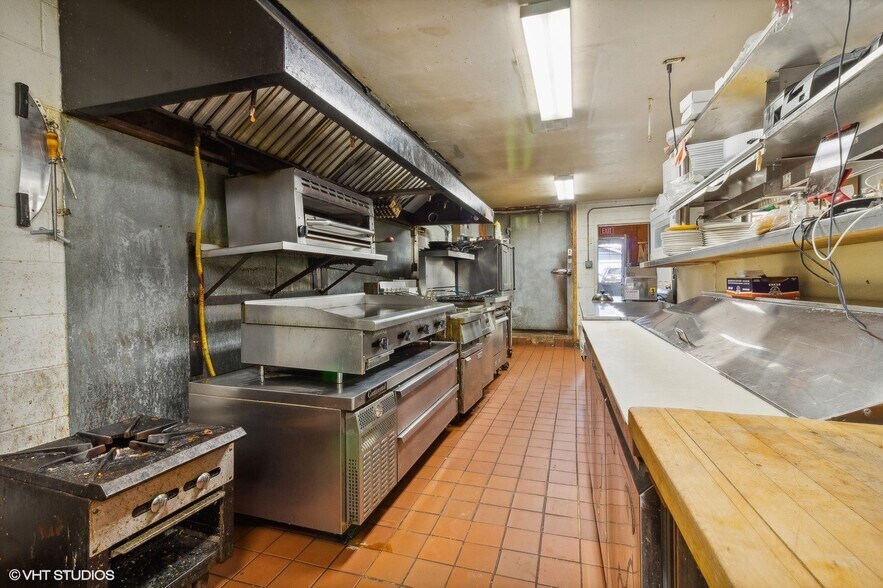 More Photos Of 309 E Walnut St, Oglesby Restaurant For Sale