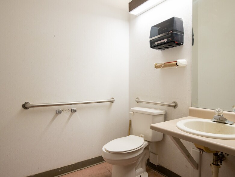 More Photos Of 1400 Santa Fe Dr, Pueblo Unknown For Lease